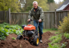 Homme en tenue de travail guidant un rototiller dans un jardin