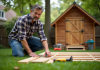 Homme mesurant panneaux de cabanon en jardin